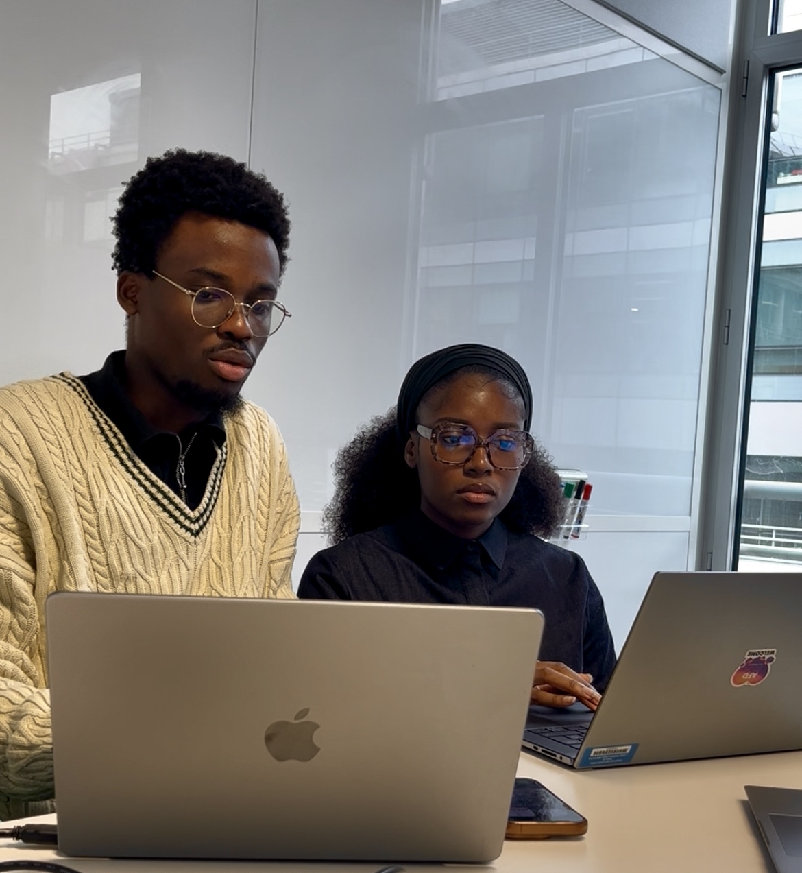 Fondatrice de Sky Social Agency en train de travailler sur un site web